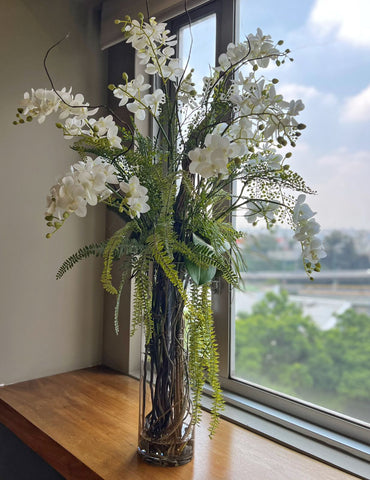 Orquideario con Mini Phalaenopsis y Follajes Artificiales en Cilindro de Vidrio con Agua Acrílica