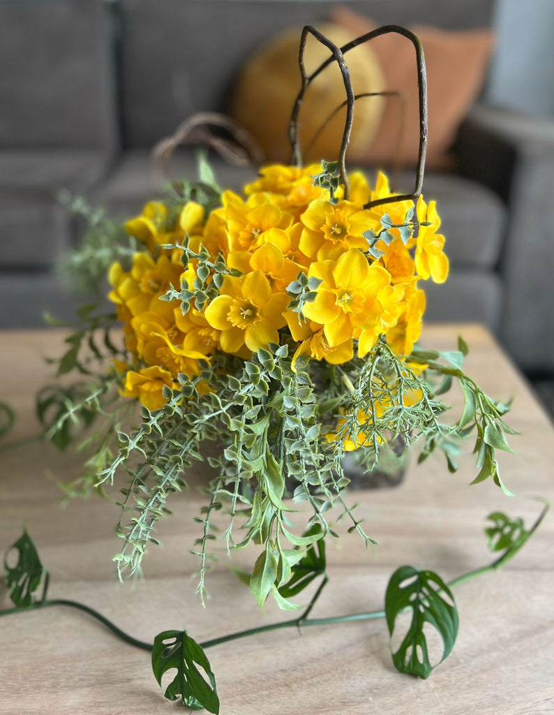 Arreglo Floral de Narcissus Artificiales en Base Cuadrada de Vidrio y Agua Acrílica