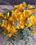 Arreglo Floral de Narcissus Artificiales en Base Cuadrada de Vidrio y Agua Acrílica