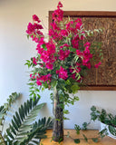 Arreglo con Bougainvilleas y Follajes Artificiales en Cilindro de Vidrio con Agua Acrílica
