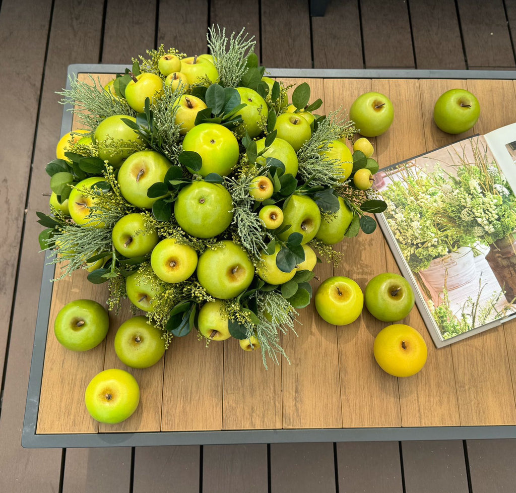Centro de Mesa con Manzanas Hechas a Mano Pintadas al Óleo en Base Cuadrada de Madera