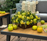 Centro de Mesa con Manzanas Hechas a Mano Pintadas al Óleo en Base Cuadrada de Madera