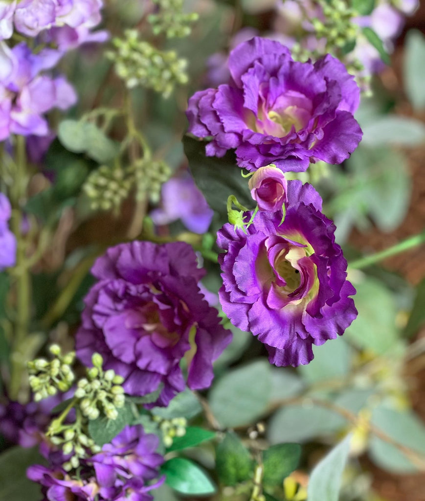 Arreglo Floral de Hidrangeas y Lisianthus Artificiales en Cilindro de Vidrio con Agua Acrílica
