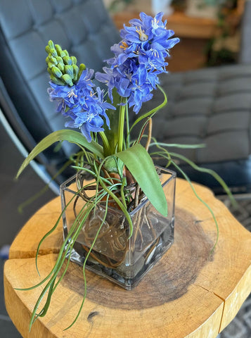 Arreglo Floral con Jacinto Azul en Base Cuadrada de Vidrio con Agua Acrílica