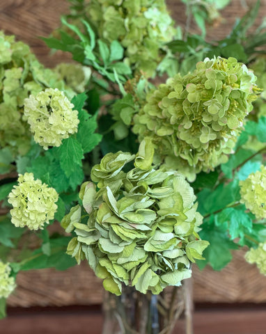 Arreglo Floral con Hidrangeas Verdes Artificial en Florero de Vidrio con Agua Acrílica