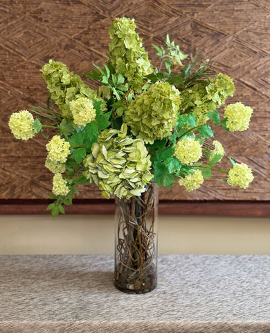 Arreglo Floral con Hidrangeas Verdes Artificial en Florero de Vidrio con Agua Acrílica
