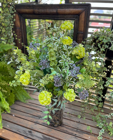 Arreglo con Snowball Verde y Follajes Artificiales en Florero de Vidrio con Agua Acrílica