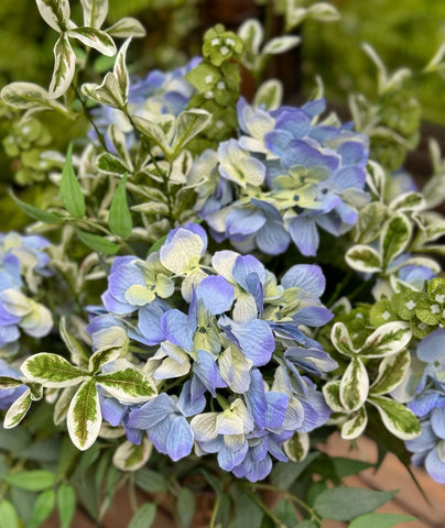 Arreglo Floral de Hidrangeas Azules Artificiales en Florero de Vidrio con Agua Acrílica