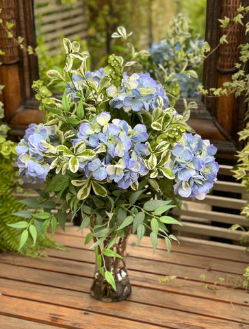 Arreglo Floral de Hidrangeas Azules Artificiales en Florero de Vidrio con Agua Acrílica