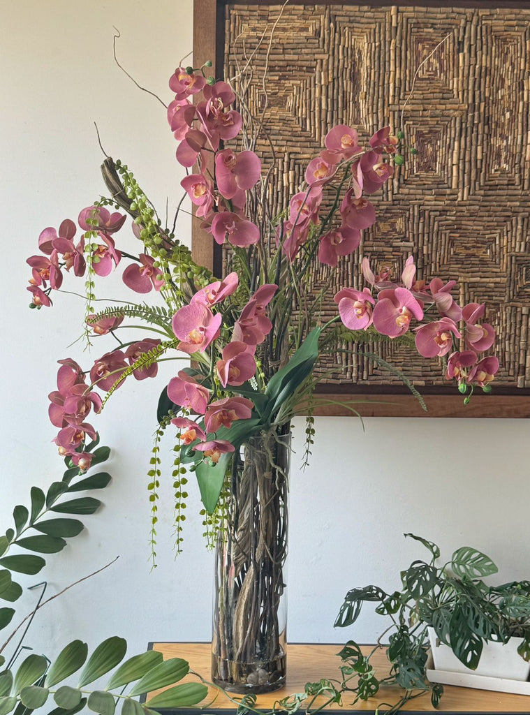 Orquideario con Phalaenopsis Rosa y Follajes Artificiales en Florero de Vidrio con Agua Acrílica