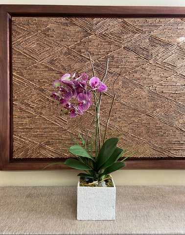 Orquideario con Phalaenopsis Fucsia Artificial en Base Cuadrada Tipo Cantera