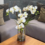 Orquideario con Phalaenopsis Artificiales Blancas en Florero de Vidrio con Agua Acrílica