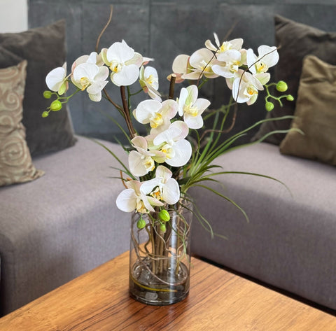 Orquideario con Phalaenopsis Artificiales Blancas en Florero de Vidrio con Agua Acrílica