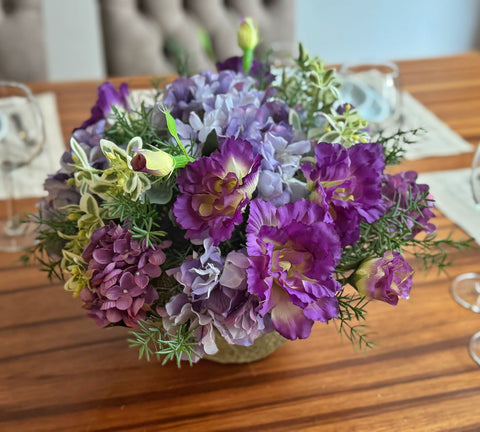 Centro de Mesa de Lisianthus e Hidrangeas con Follajes Artificiales en Base Tipo Cantera