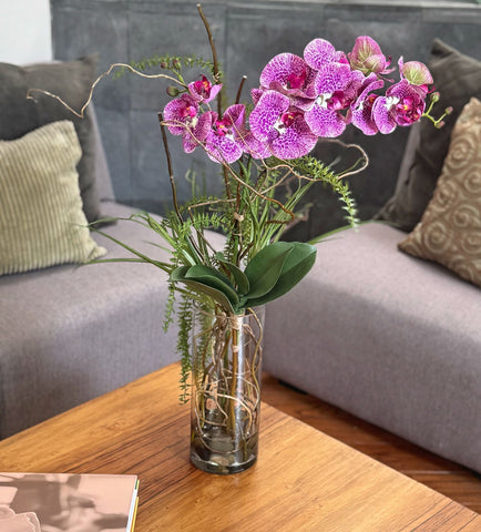 Orquideario con Phalaenopsis Fucsia Artificial en Cilindro de Vidrio con Agua Acrílica