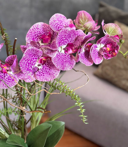 Orquideario con Phalaenopsis Fucsia Artificial en Cilindro de Vidrio con Agua Acrílica