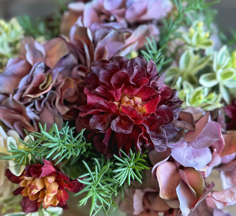 Centro de Mesa con Zinnia, Rosas y Follajes Artificiales en Base Tipo Cantera