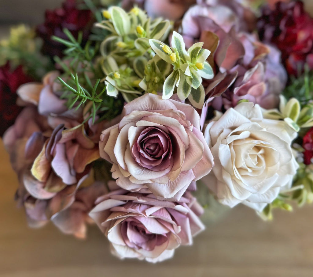 Centro de Mesa con Zinnia, Rosas y Follajes Artificiales en Base Tipo Cantera