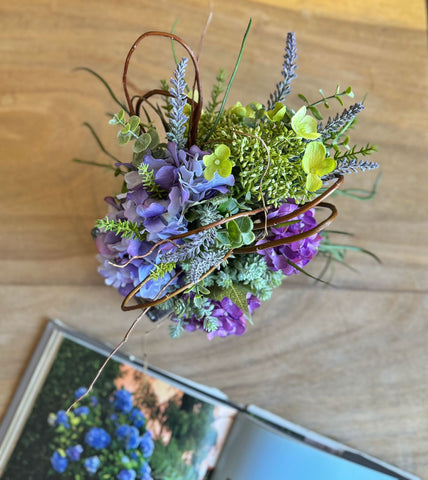 Arreglo Floral con Hidrangeas y Lavandas Artificiales en Base de Cuadrada con Agua Acrílica