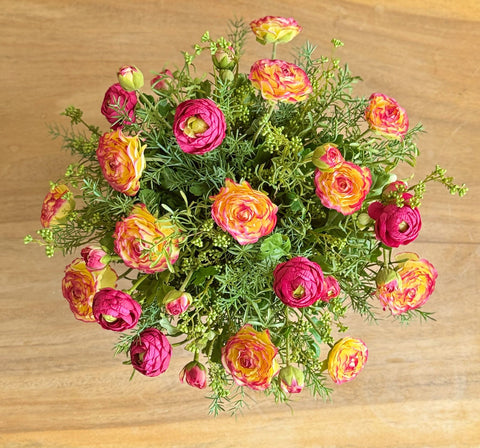 Centro de Mesa con Ranunculus Rosas Artificiales en Base de Vidrio Tipo Espejo