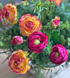Centro de Mesa con Ranunculus Rosas Artificiales en Base de Vidrio Tipo Espejo