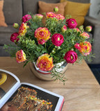 Centro de Mesa con Ranunculus Rosas Artificiales en Base de Vidrio Tipo Espejo