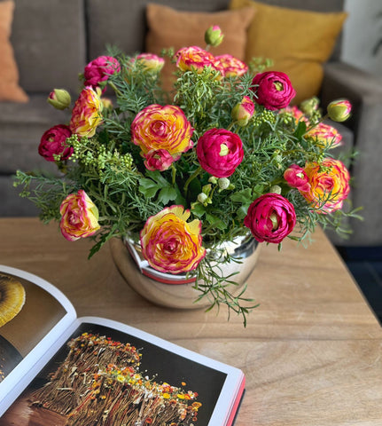 Centro de Mesa con Ranunculus Rosas Artificiales en Base de Vidrio Tipo Espejo