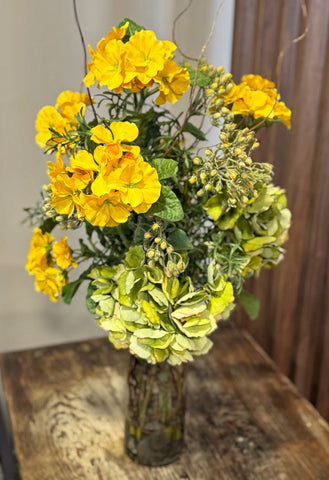 Arreglo Floral 3/4 con Hidrangeas Verdes Artificiales en Florero de Vidrio