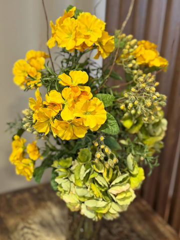 Arreglo Floral 3/4 con Hidrangeas Verdes Artificiales en Florero de Vidrio