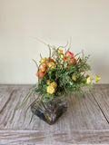 Arreglo Floral con Ranunculus Artificiales en Base de Cuadrada con Agua Acrílica