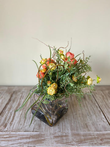 Arreglo Floral con Ranunculus Artificiales en Base de Cuadrada con Agua Acrílica