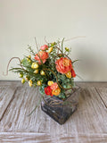 Arreglo Floral con Ranunculus Artificiales en Base de Cuadrada con Agua Acrílica