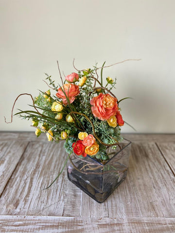 Arreglo Floral con Ranunculus Artificiales en Base de Cuadrada con Agua Acrílica