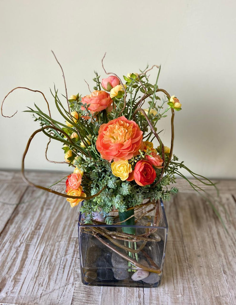 Arreglo Floral con Ranunculus Artificiales en Base de Cuadrada con Agua Acrílica