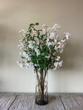 Arreglo Floral con Cherry Blossom Artificiales en Florero de Vidrio