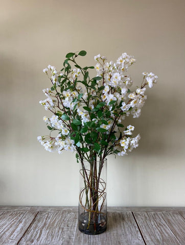 Arreglo Floral con Cherry Blossom Artificiales en Florero de Vidrio