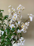 Arreglo Floral con Cherry Blossom Artificiales en Florero de Vidrio