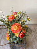 Arreglo Floral con Ranunculus Artificiales en Base de Cuadrada con Agua Acrílica