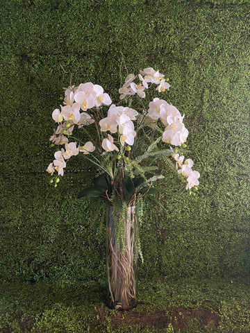 Orquideario con Phalaenopsis Blancas Artificiales en Florero de Vidrio con Agua Acrílica
