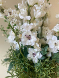 Arreglo con Delphiniums Artificiales en Base Cantera