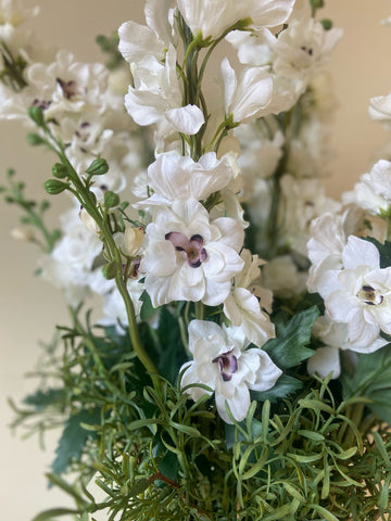 Arreglo con Delphiniums Artificiales en Base Cantera