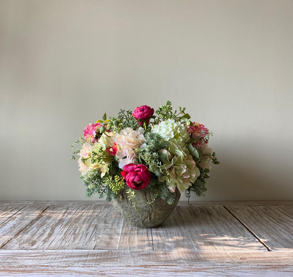 Centro de Mesa con Ranunculus Rosas e Hidrangeas Artificiales en Base Tipo Cantera