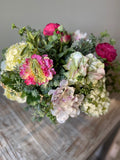 Centro de Mesa con Ranunculus Rosas e Hidrangeas Artificiales en Base Tipo Cantera