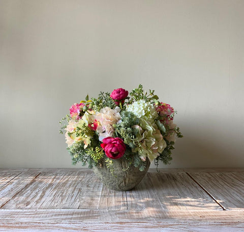 Centro de Mesa con Ranunculus Rosas e Hidrangeas Artificiales en Base Tipo Cantera