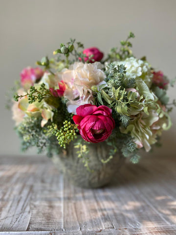 Centro de Mesa con Ranunculus Rosas e Hidrangeas Artificiales en Base Tipo Cantera