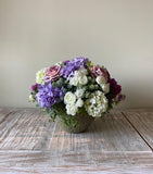 Centro de Mesa con Ranunculus, Rosas e Hidrangeas Artificiales en Base Tipo Cantera