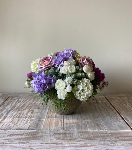 Centro de Mesa con Ranunculus, Rosas e Hidrangeas Artificiales en Base Tipo Cantera