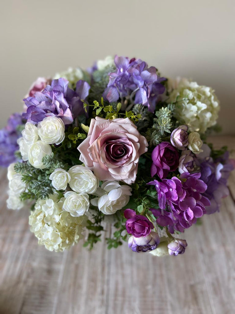 Centro de Mesa con Ranunculus, Rosas e Hidrangeas Artificiales en Base Tipo Cantera