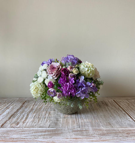 Centro de Mesa con Ranunculus, Rosas e Hidrangeas Artificiales en Base Tipo Cantera
