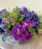 Centro de Mesa de Hidrangeas y Lisianthus con Follajes Artificiales en Base Cuadrada